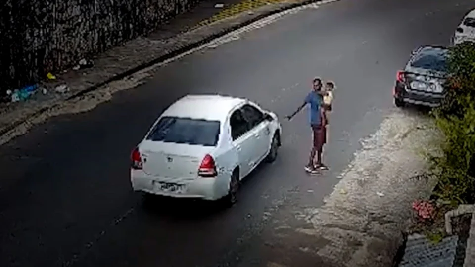 Suspeito de furtar TV e celular com criança no colo é preso na Zona Sul de Manaus