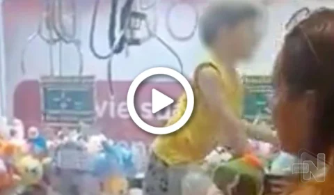 VÍDEO: criança fica presa em máquina de caça-brinquedos em shopping do RJ