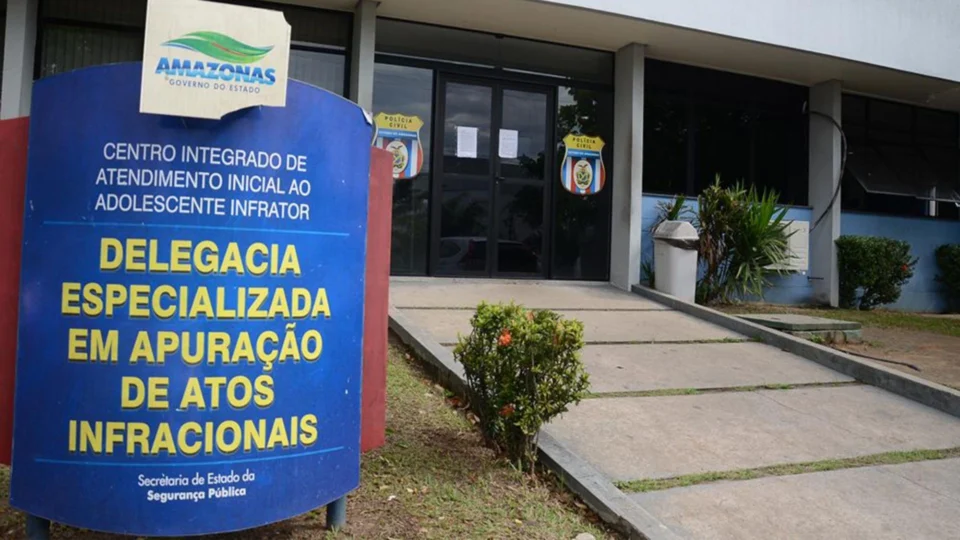 Adolescente é apreendido com arma após assaltar micro-ônibus na Zona Leste de Manaus