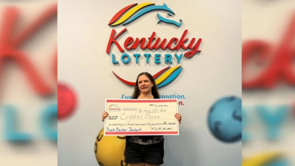 Americana ganha US$ 146 mil na loteria e distribui parte do prêmio para desconhecidos