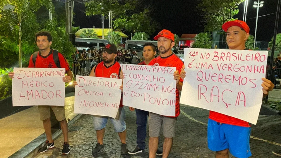 Flamengo chega ao Ceará para duelo pelo Campeonato Brasileiro sob xingamentos e protestos de torcedores