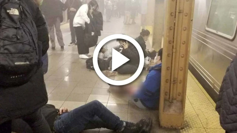 VÍDEO: imagens mostram passageiros saindo feridos após tiros em metrô de Nova York