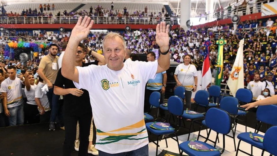 Ex-craque do Flamengo Zico faz abertura de torneio que leva seu nome para revelar talentos no futebol manauara