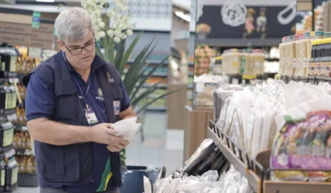 Mais de 30 Kg de alimentos e produtos em condições inadequadas são apreendidos em supermercado na Zona Leste de Manaus