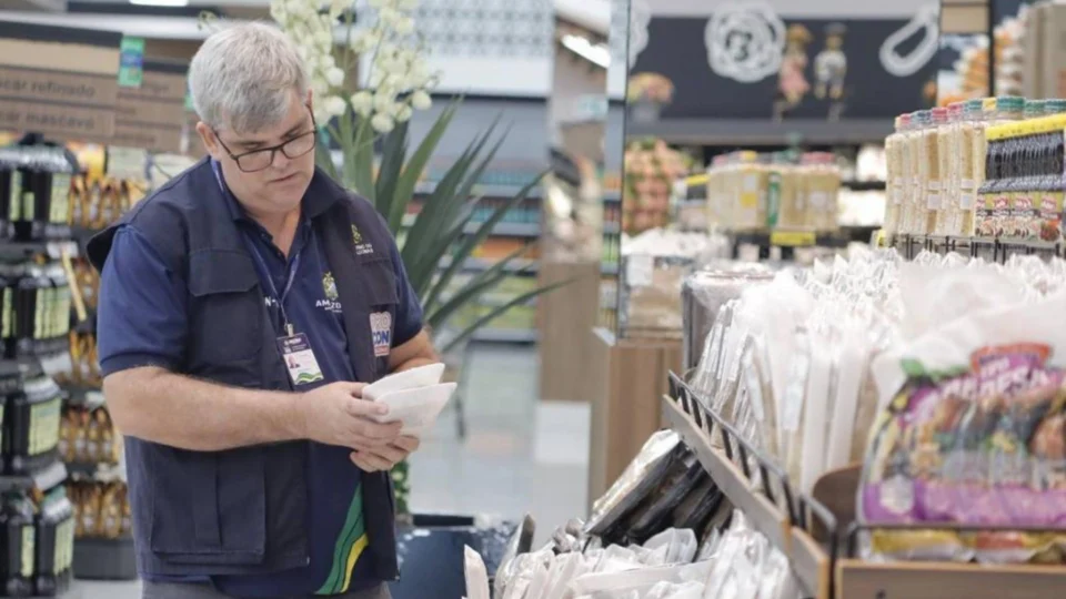 Mais de 30 Kg de alimentos e produtos em condições inadequadas são apreendidos em supermercado na Zona Leste de Manaus