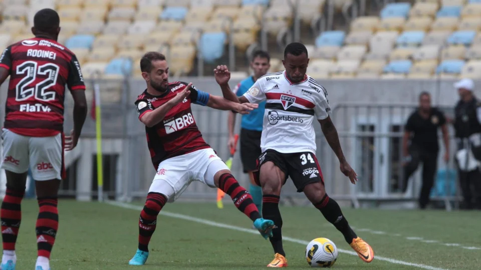 Sem vencer há um mês, São Paulo recebe Flamengo buscando recuperação no Campeonato Brasileiro neste sábado, 06