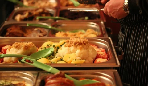 Procon constata que almoço por quilo fica 13% mais caro em um ano