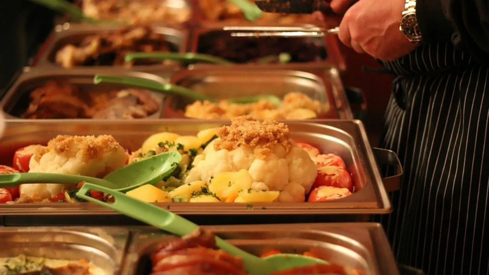 Procon constata que almoço por quilo fica 13% mais caro em um ano