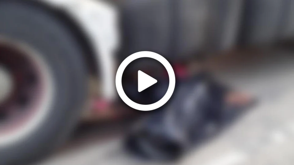 VÍDEO: Mulher em motocicleta morre em grave acidente na avenida das Flores, Zona Norte de Manaus