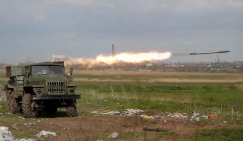 Forças russas disparam foguetes contra siderúrgica em Mariupol, na Ucrânia