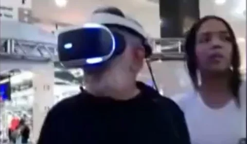 VÍDEO: com óculos de realidade virtual, idoso se empolga, salta, e quase destrói tela de simulador em SP