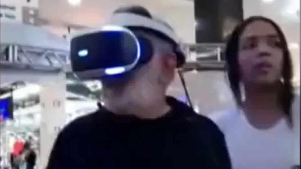 VÍDEO: com óculos de realidade virtual, idoso se empolga, salta, e quase destrói tela de simulador em SP