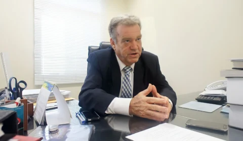Júlio Cabral, decano do TCE-AM, é aposentado pelo colegiado após pedido