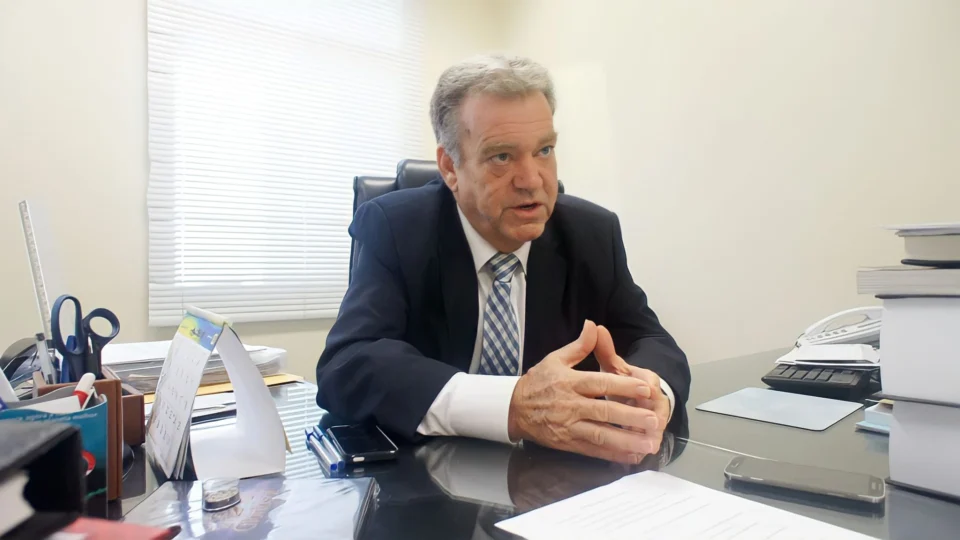 Júlio Cabral, decano do TCE-AM, é aposentado pelo colegiado após pedido