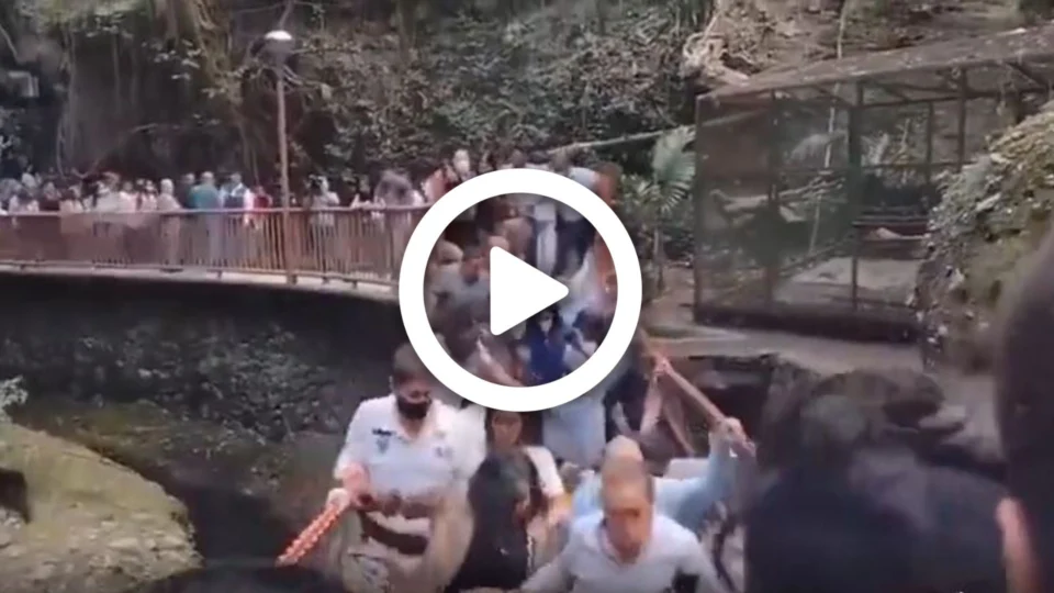 VÍDEO: ponte desaba com prefeito e mais 19 pessoas na cidade de Cuernavaca, no México