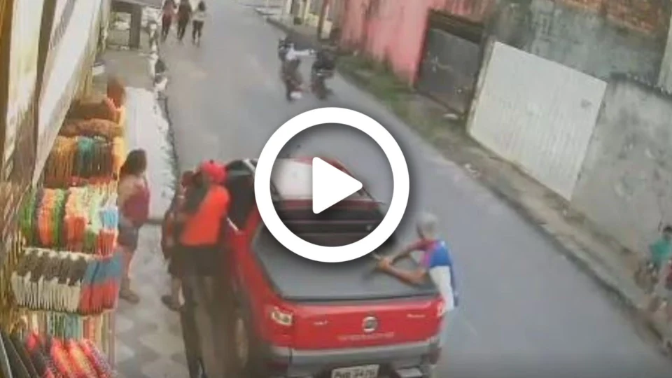 VÍDEO: mulher é atropelada por homem enquanto fazia ‘cavalinho de pau’ com a moto na Zona Norte de Manaus