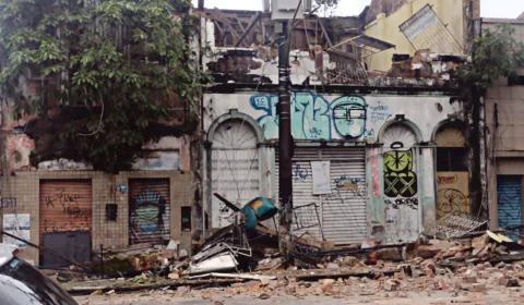 Marquise de prédio desaba e trecho da avenida Epaminondas é interditado em Manaus