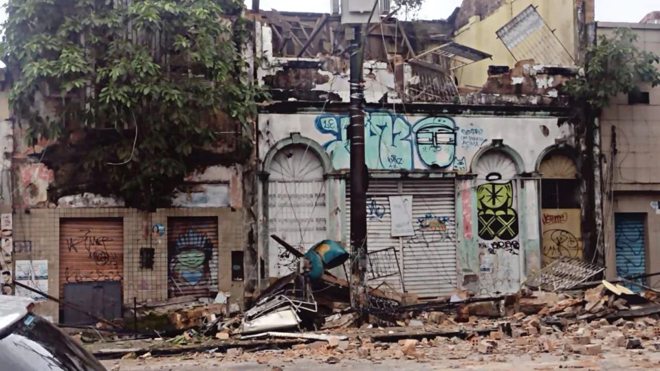 Marquise de prédio desaba e trecho da avenida Epaminondas é interditado em Manaus