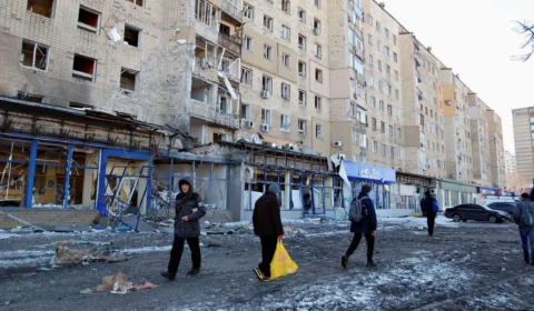 Zona comercial de Kiev, na Ucrânia, é atacada pela Rússia