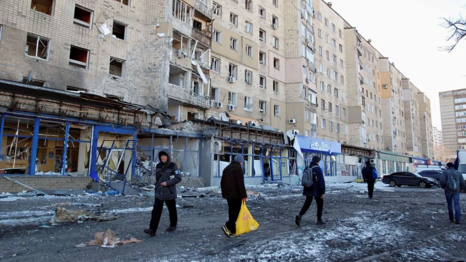 Zona comercial de Kiev, na Ucrânia, é atacada pela Rússia