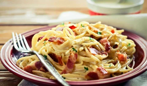 RECEITA FÁCIL: aprenda a fazer espaguete à carbonara simples