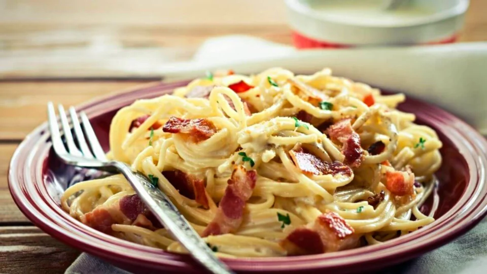 RECEITA FÁCIL: aprenda a fazer espaguete à carbonara simples