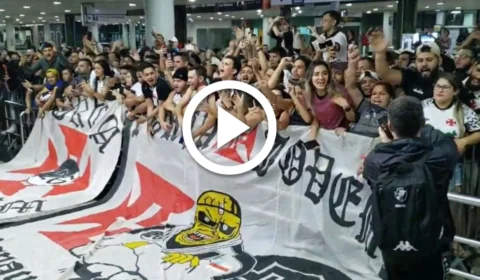 VÍDEO: Vasco desembarca em Manaus com apoio da torcida e motivado para jogo contra o Guarani