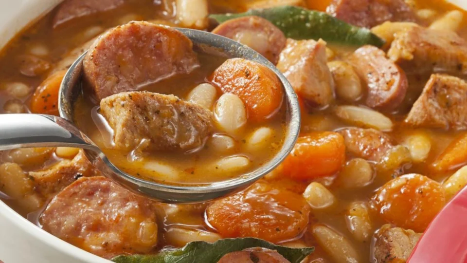 RECEITA FÁCIL: aprenda a fazer cassoulet de feijão branco com linguiça