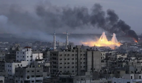 Presidente da Ucrânia acusa Rússia de usar bombas de fósforo