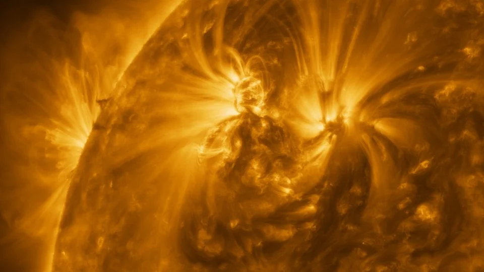 Imagem do Solar Orbiter mostra figura humanóide intrigante na superfície do Sol