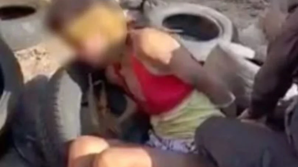 Torturada por tribunal do tráfico, mulher é resgatada pouco antes de ser queimada em ‘micro-ondas’ de pneus na cidade do RJ