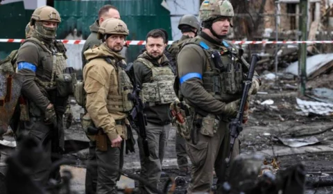 FOTOS: presidente da Ucrânia, Volodimir Zelenski, vai a Bucha e chama mortes de civis de genocídio