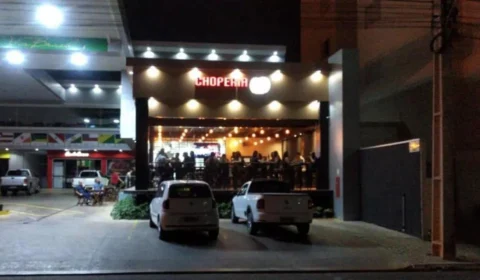 Cliente xinga cantora por não saber cantar música dos ‘Mamonas Assassinas’ e esfaqueia dono do bar, em Sorriso (MT)