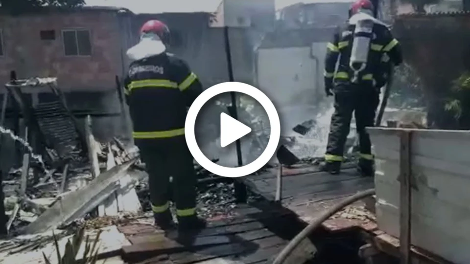 VÍDEO: casa de madeira pega fogo e cachorro morre carbonizado na Zona Sul de Manaus