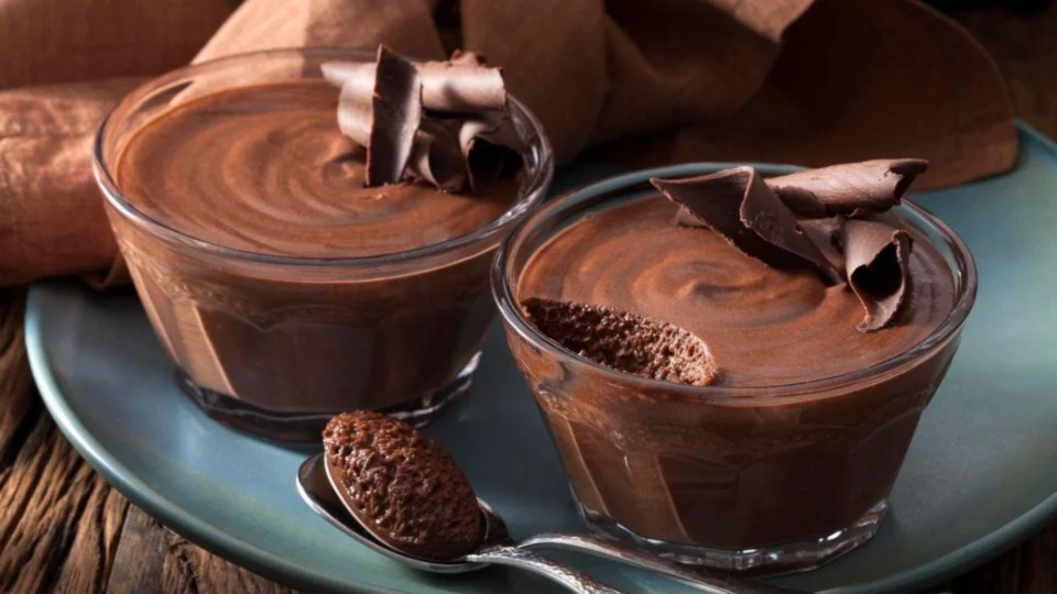 RECEITA FÁCIL: aprenda a fazer mousse de chocolate com apenas 3 ingredientes