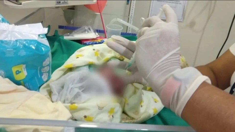 VÍDEO: mulher tenta vender filho recém-nascido por R$ 400 em frente a hospital de Manacapuru-AM