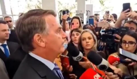 VÍDEO: Bolsonaro se irrita com repórter ao ser questionado sobre suas críticas ao sistema eleitoral, em entrevista coletiva
