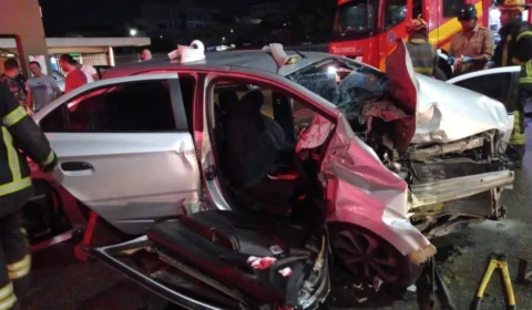 Carro colide com pilar de passarela e duas pessoas ficam presas nas ferragens, em Manaus