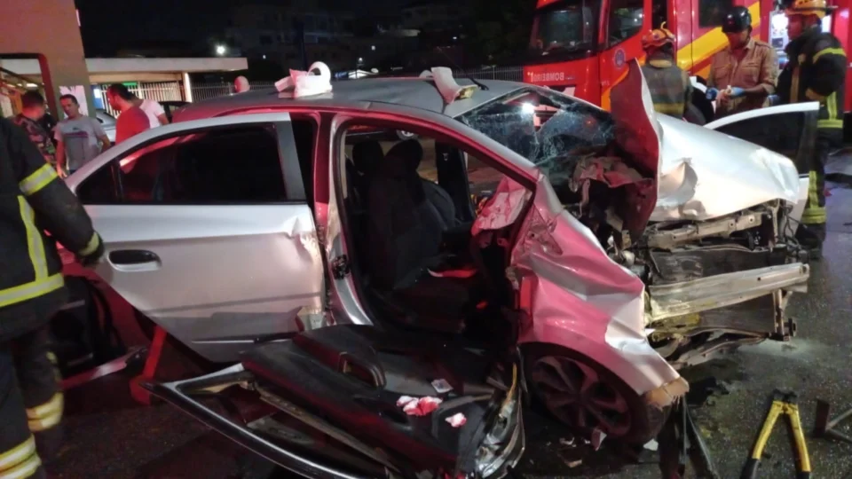 Carro colide com pilar de passarela e duas pessoas ficam presas nas ferragens, em Manaus