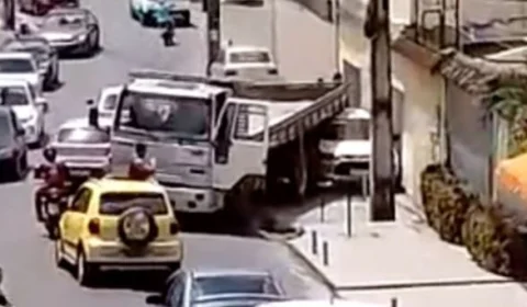 Caminhão perde força, desce ladeira e atinge carro estacionado na Zona Sul de Manaus