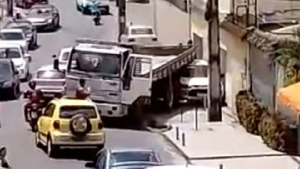 Caminhão perde força, desce ladeira e atinge carro estacionado na Zona Sul de Manaus