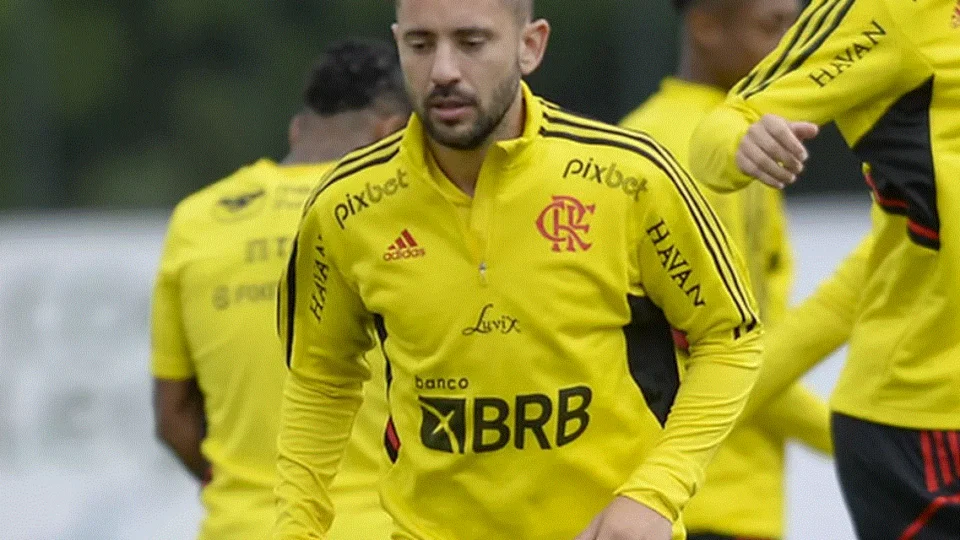 Everton Ribeiro tenta minimizar pressão instalada no comando técnico do Flamengo