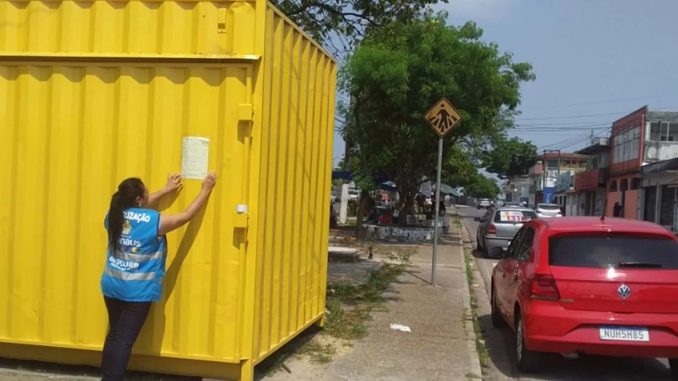 Implurb notifica proprietário de container instalado no meio do canteiro central na Zona Norte de Manaus