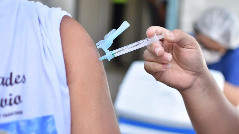 Saiba por que é importante manter esquema vacinal contra a Covid 19 completo