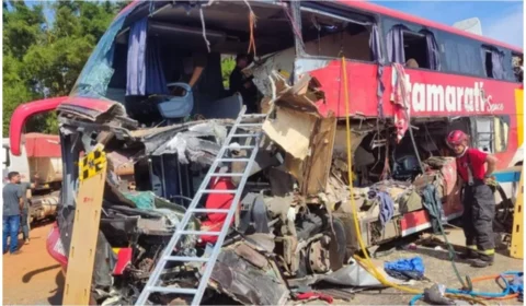 Acidente grave envolvendo ônibus e carreta deixa 11 pessoas mortas, em Sorriso