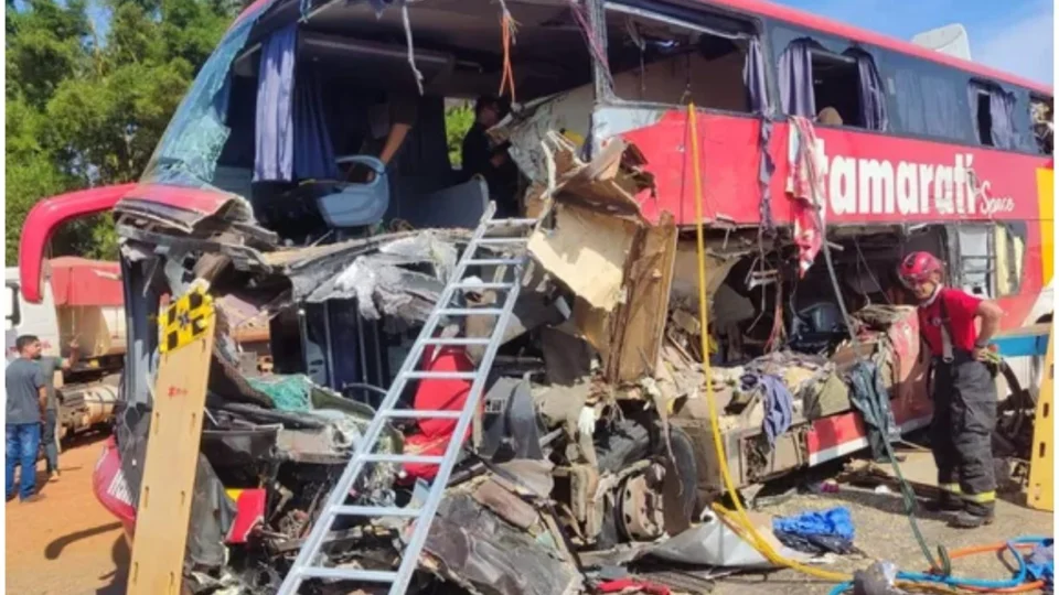 Acidente grave envolvendo ônibus e carreta deixa 11 pessoas mortas, em Sorriso