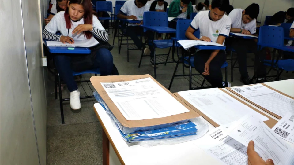 Avaliações de aprendizagem com alunos da EJA são aplicadas no Amazonas
