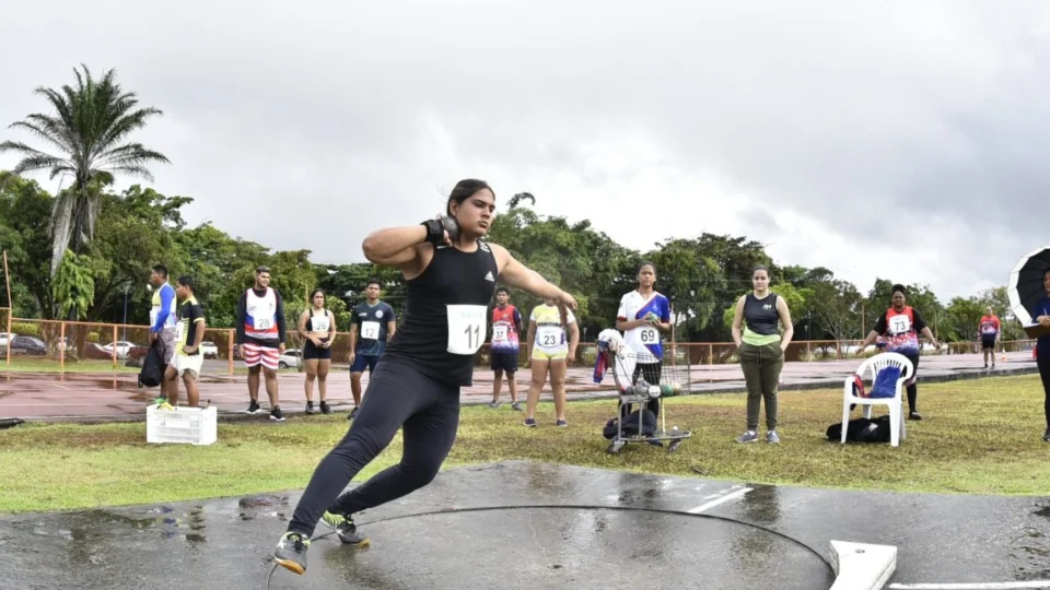 Amazonense de 17 anos participa de seletiva de arremesso de peso e garante vaga em competição na França