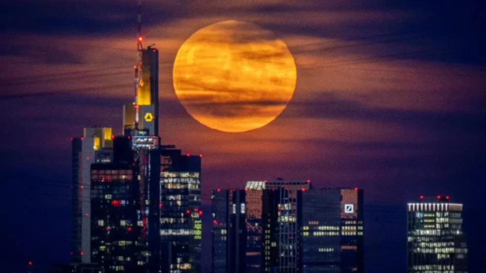 Veja fotos do fenômeno ‘Superlua de morango’ pelo mundo