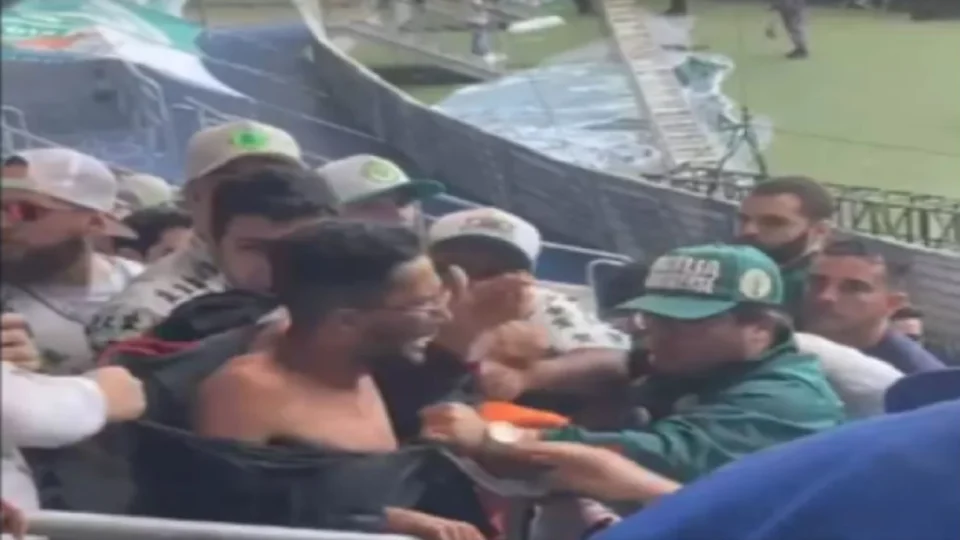 Polícia identifica torcedores que rasgaram camisa e agrediram um torcedor do Flamengo no Allianz Parque